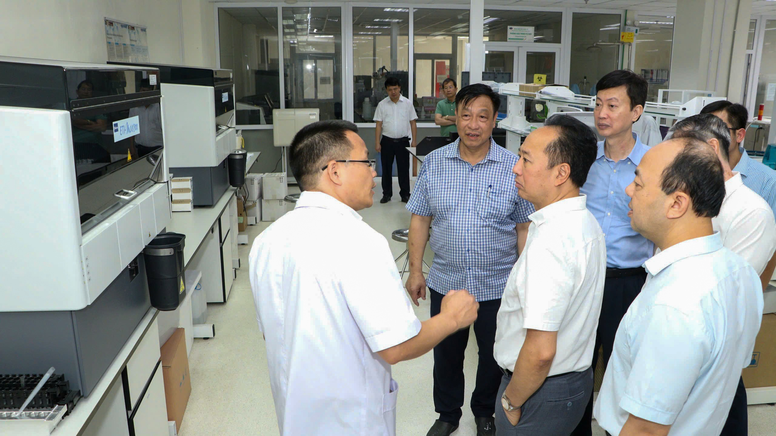 ĐOÀN CÔNG TÁC BỆNH VIỆN RĂNG HÀM MẶT TRUNG ƯƠNG HÀ NỘI THĂM VÀ LÀM VIỆC TẠI BỆNH VIỆN NHIỆT ĐỚI TRUNG ƯƠNG